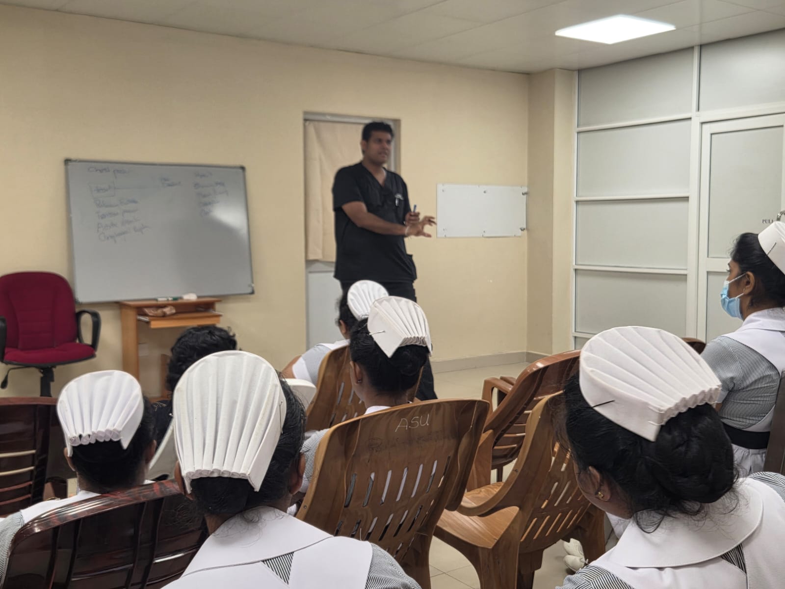 Instructor teaching nurses during the approach to chest pain session